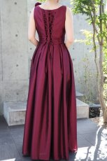 写真のコサージュは別売り