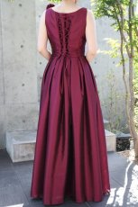 写真のコサージュは別売り