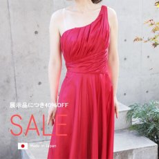 画像1: SALE / 展示品につき40％OFF / 着るだけで憧れのデコルテ美人に♪スパークサテンのアシンメトリーフレアーロングドレス(レッド)M号 (1)