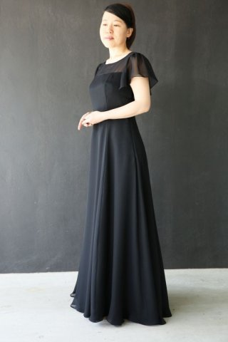 ドレスワールド服創屋 本店 / シンプルで演奏しやすい、日本製のドレス