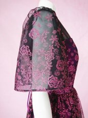 画像11: 数量限定 / 動くたびにキラキラ輝くパープルフラワーが美しい袖付きフレアーロングドレス (11)
