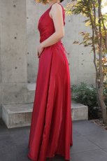 画像3: SALE / 展示品につき40％OFF / 着るだけで憧れのデコルテ美人に♪スパークサテンのアシンメトリーフレアーロングドレス(レッド)M号 (3)