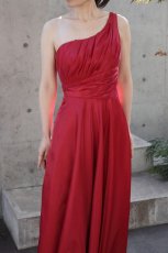 画像4: SALE / 展示品につき40％OFF / 着るだけで憧れのデコルテ美人に♪スパークサテンのアシンメトリーフレアーロングドレス(レッド)M号 (4)