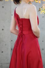 画像7: SALE / 展示品につき40％OFF / 着るだけで憧れのデコルテ美人に♪スパークサテンのアシンメトリーフレアーロングドレス(レッド)M号 (7)
