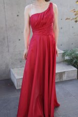 画像2: SALE / 展示品につき40％OFF / 着るだけで憧れのデコルテ美人に♪スパークサテンのアシンメトリーフレアーロングドレス(レッド)M号 (2)
